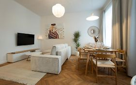 Chic 94M2 Apartment With A King-Size Bed